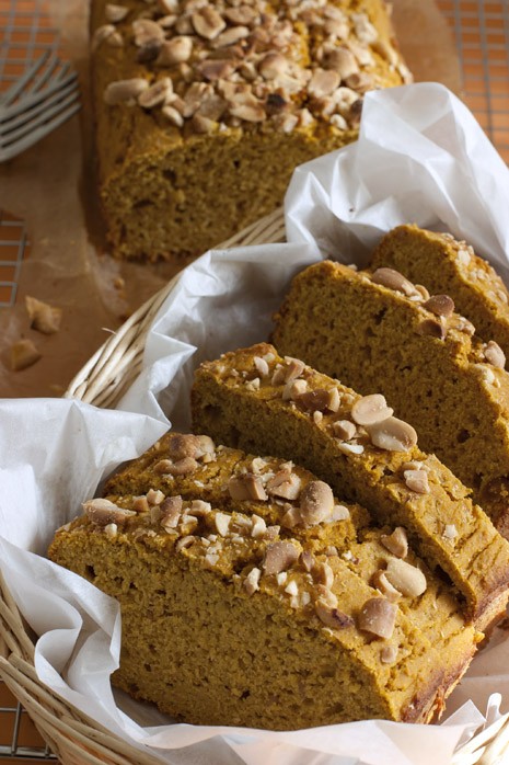 Coffee cake with peanuts and pumpkin for breakfast and snacks.
