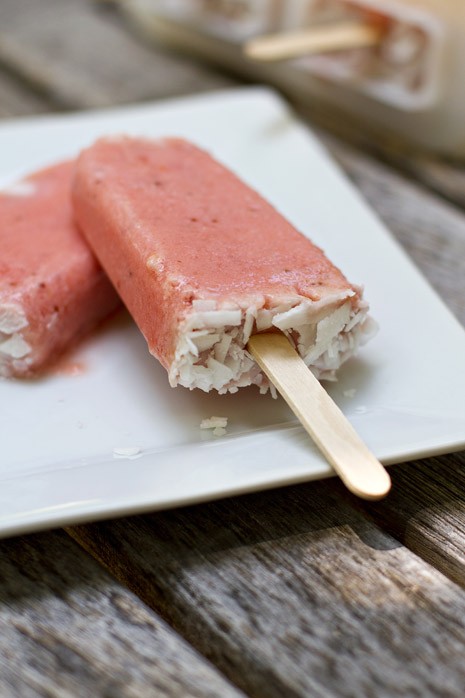 Summer popsicle recipe with strawberries and peaches