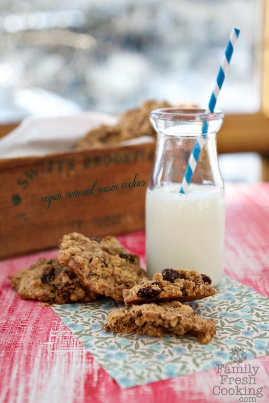 Vegan Oatmeal Raisin Cookies | MarlaMeridith.com #backtoschool #lunchbox