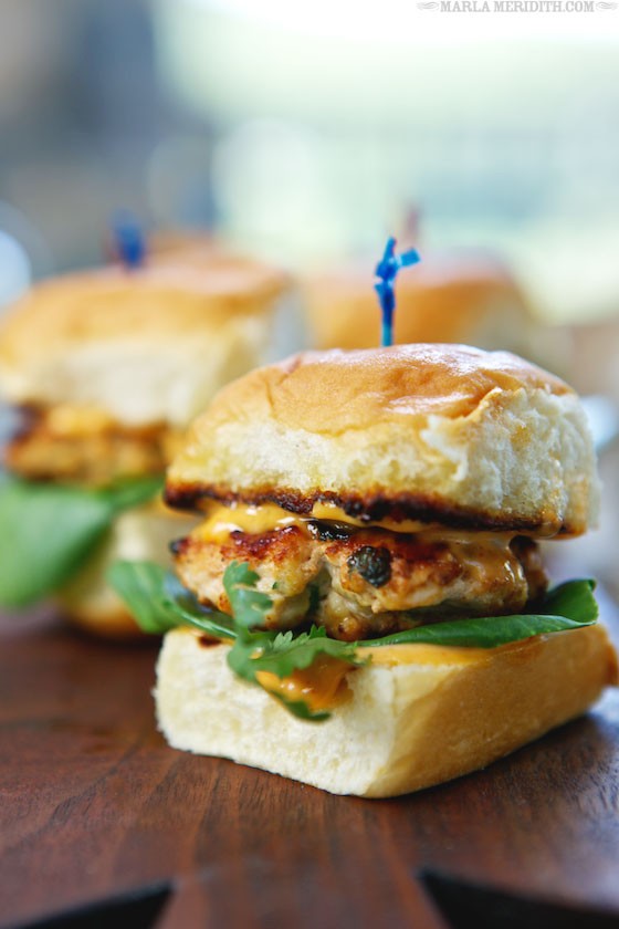 Grilled Thai Spice Chicken Sliders with Sriracha Mayo | MarlaMeridith.com #FathersDay #July4th