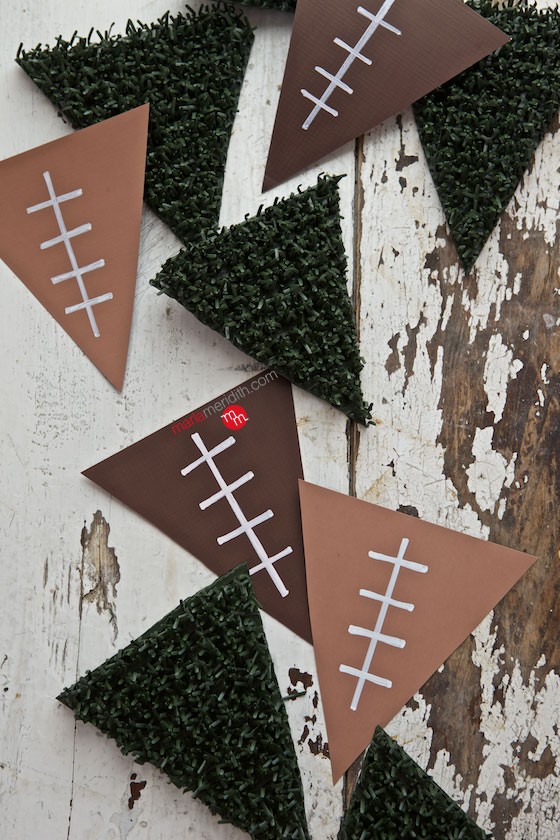 Craft this playful football themed pennant for your tailgate & Super Bowl parties! MarlaMeridith.com ( @marlameridith )