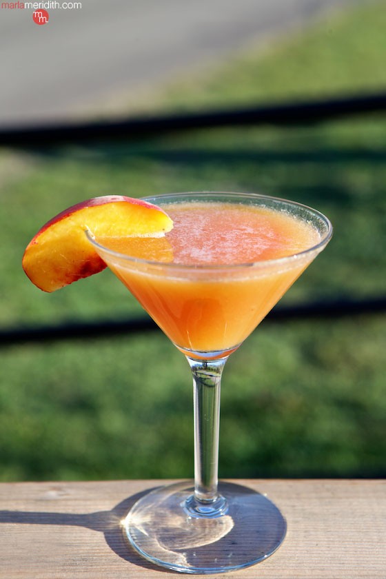 Peach Passion Martini | Taste summer with this cocktail! MarlaMeridith.com ( @marlameridith )