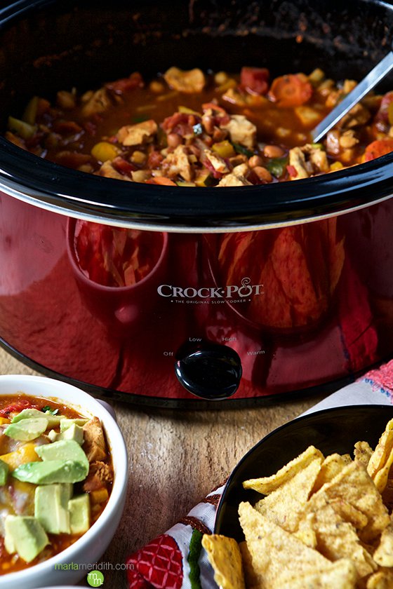 Crock pot Chicken Fajita Chili Recipe, a simple & delicious meal your whole family will love! MarlaMeridith.com ( @marlameridith )
