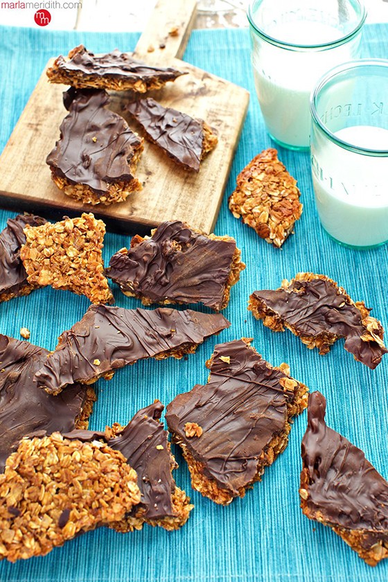 Chocolate Covered Granola Bar Bark, a gluten free recipe great in lunch boxes & perfect for homemade holiday gifts too! MarlaMeridith.com ( @marlameridith )
