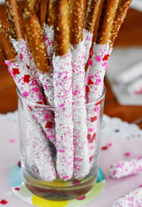 Valentine's White Chocolate Dipped Pretzels by The Kitchen Is My Playground | featured on MarlaMeridith.com ( @marlameridith ) #valentinesday