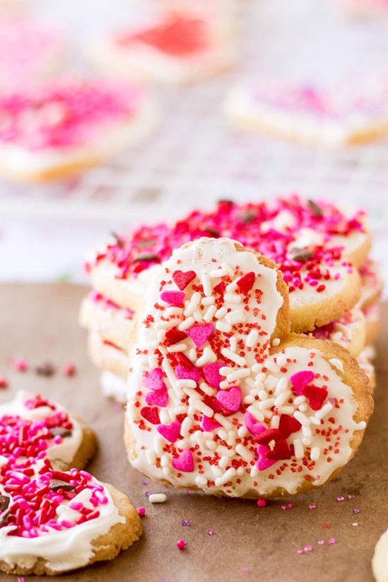 Easy Frosted Valentine's Cookies by Culinary Hill | featured on MarlaMeridith.com ( @marlameridith ) #valentinesday