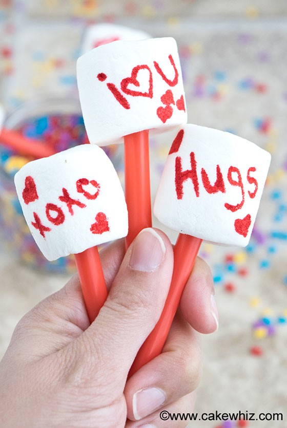 Easy Valentine's Day Marshmallow Pops by Cakewhiz | featured on MarlaMeridith.com ( @marlameridith )