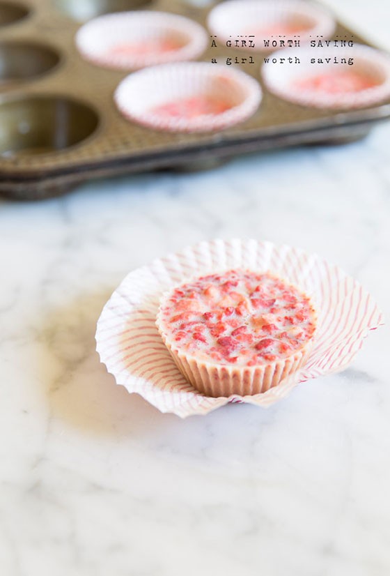 White Chocolate Strawberry Cups by A Girl Worth Saving | featured on MarlaMeridith.com ( @marlameridith ) #valentinesday