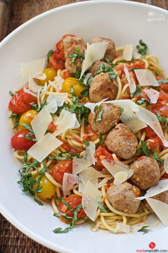 Roasted Pepper & Tomato Ragout Pasta with Turkey Meatballs #recipe Your family will LOVE this! MarlaMeridith.com ( @marlameridith )