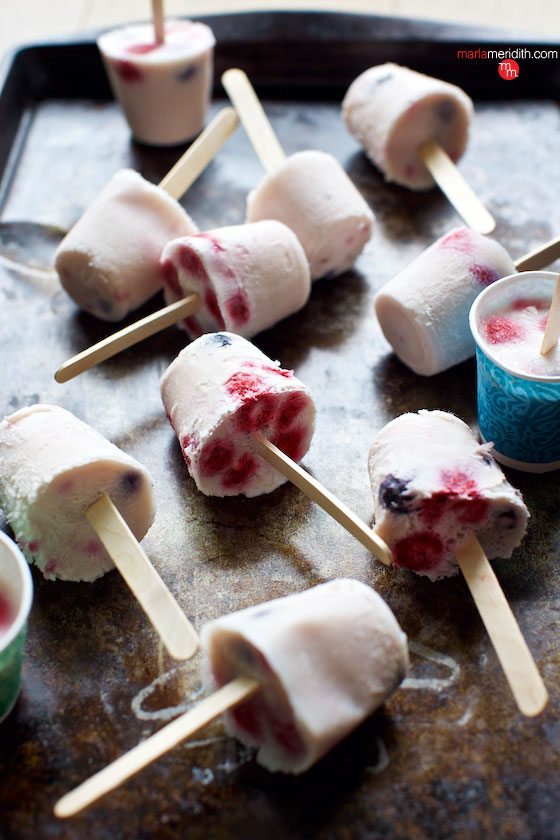 BERRY SOUR CREAM TEQUILA POPTAILS a sweet summer treat to beat the heat! MarlaMeridith.com ( @marlameridith )
