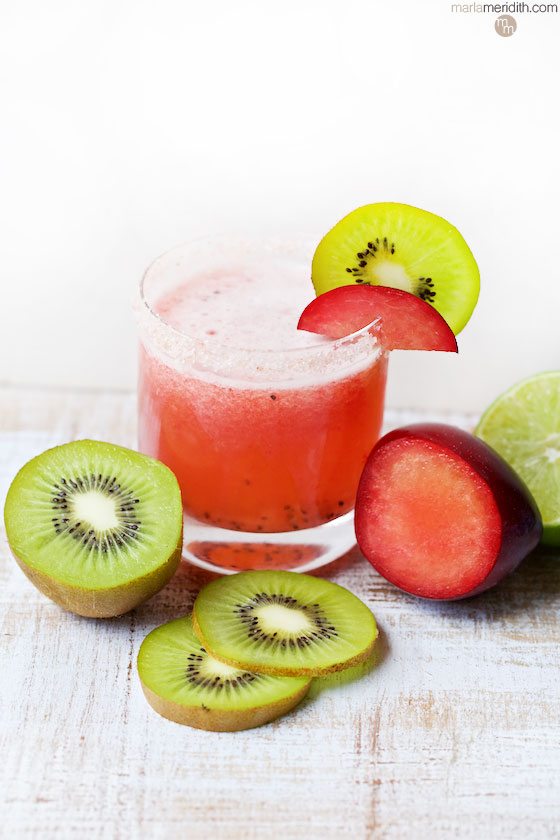Sparkling Plum & Kiwi Margaritas, a fruity, refreshing & delicious #cocktail recipe! MarlaMeridith.com ( @marlameridith )