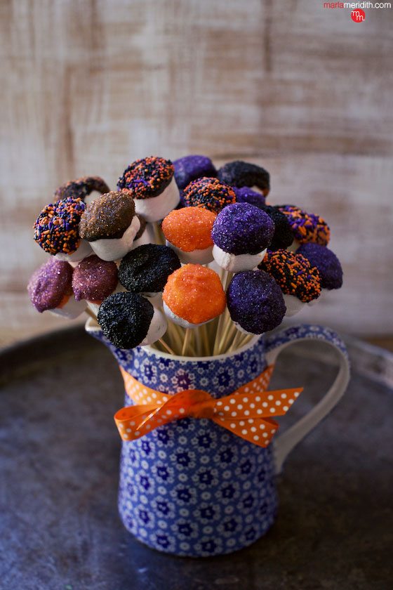 These Halloween Marshmallow Pops are festive, simple to make & festive! #recipe MarlaMeridith.com ( @marlameridith )