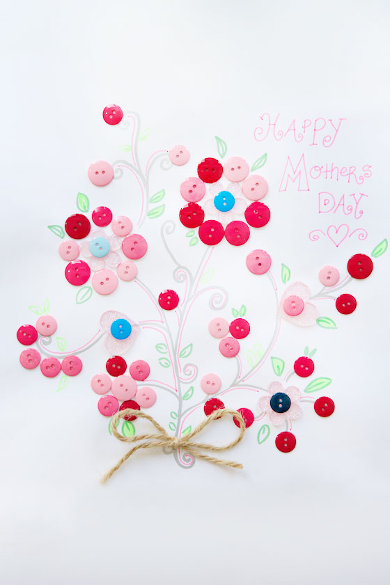 Button Art for MOM, a super cute DIY craft for Mother's Day! MarlaMeridith.com ( @marlameridith )