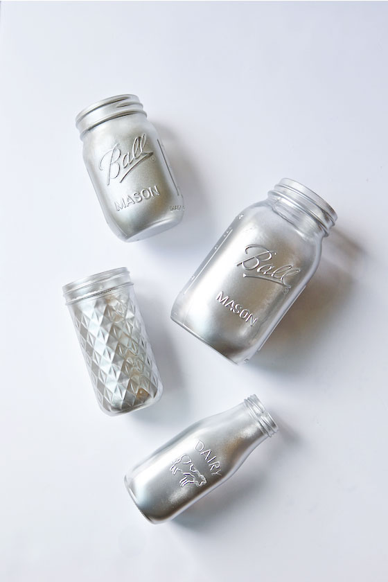 DIY Super Easy Ombre Mason Jars Craft for any holiday! Add these fun, decorative jars to your home! MarlaMeridith.com ( @marlameridith )