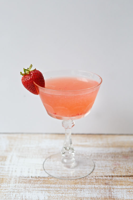 Bloodhound Cocktail recipe, a refreshing drink with fresh strawberries, gin and vermouth | MarlaMeridith.com ( @marlameridith )