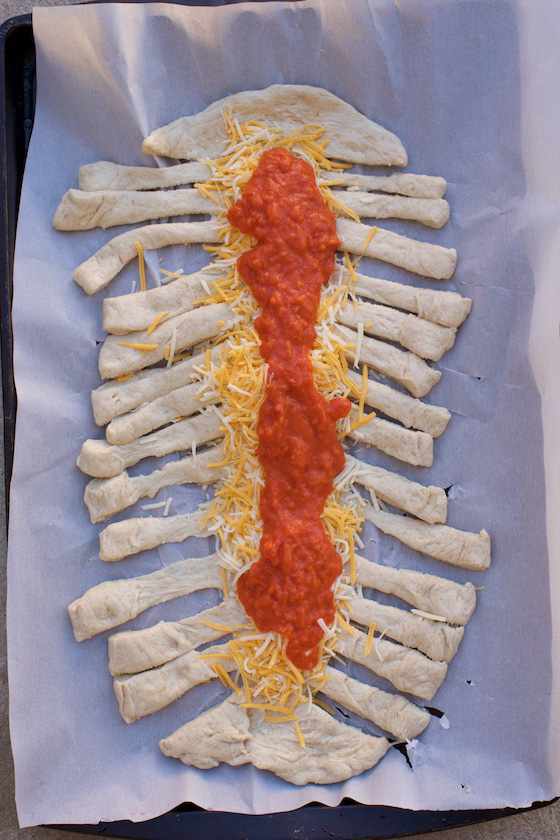 Spooky Mummy Pizza How-To for Halloween! MarlaMeridith.com #pizza #recipe #halloween 