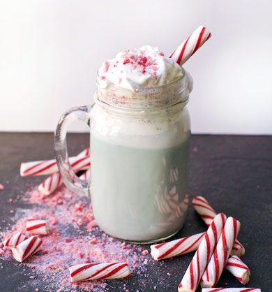 This Vegan Peppermint Blue Latte recipe is everything you could want on a chilly winters day. You can add a boozy twist too! MarlaMeridith.com ( @marlameridith ) #vegan #latte #recipe