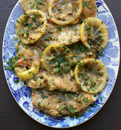 This Quick & Easy Chicken Piccata tastes like the one you'll find at your favorite Italian restaurant! MarlaMeridith.com #chicken #recipe