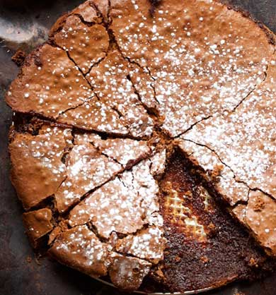 The most Decadent Flourless Chocolate Cake recipe | newmm2019.wpengine.com #cake #glutenfree #recipe